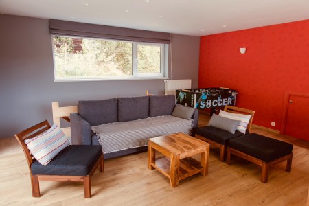 Zetelbed en tafelvoetbal in ontspanningsruimte