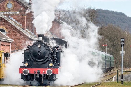Stoomtrein die in wk en vakantie iedere dag enkele malen passeert in het dorp
