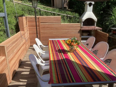 Beneden terras met zicht op speelhut 