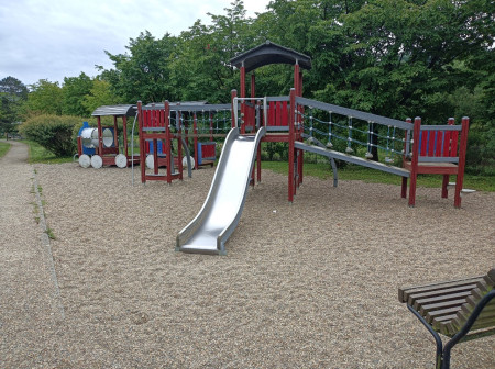 Speeltuin in het dorp aan het station ideaal voor de kleintjes